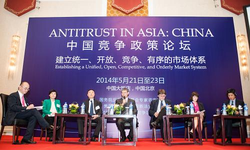 5月21日,国务院反垄断委员会专家咨询组副组长、对外经济贸易大学法学院教授黄勇(左一)主持以“竞争政策在建立统一开放竞争有序的市场体系中的作用”为主题的圆桌论坛。新华社记者 李琰 摄
