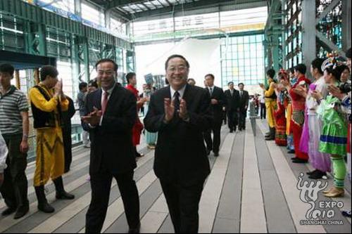 中共中央政治局委员、上海市委书记俞正声,吉林省委书记孙政才等领导来到宝钢大舞台,出席上海世博会吉林活动周开幕仪式
