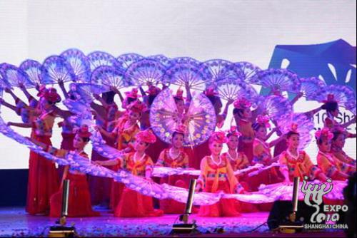 活动周开幕式上具有浓郁地方特色的歌舞表演
